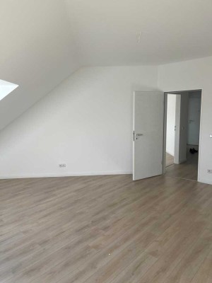2 Zimmerwohnung mit großem Abstellraum und neuem Boden