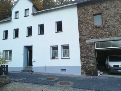 Renoviertes 4-Zimmer Haus mit Garage in Burgen