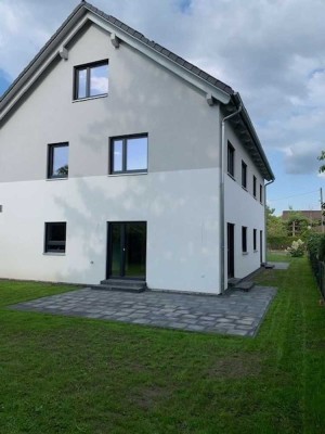 Neubau: Doppelhaushälfte in Seenähe