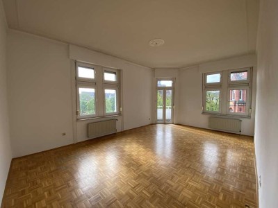 Großzügige 4-Zimmer Altbauwohnung mit 2 Balkone