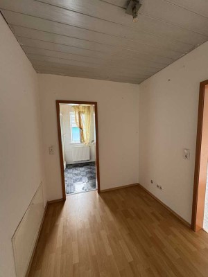 Attraktive 2,5-Zimmer-Wohnung mit Balkon und EBK in Höpfingen