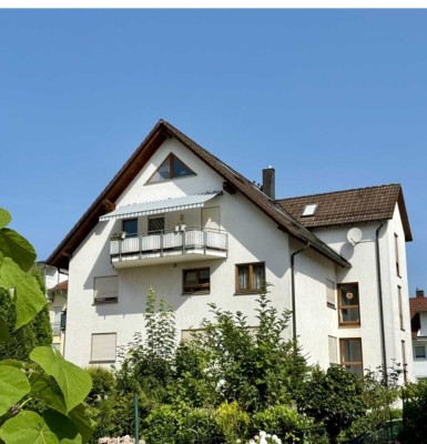 Stilvolle 3,5-Raum-DG-Wohnung mit gehobener Innenausstattung mit Balkon und EBK in Friedrichshafen