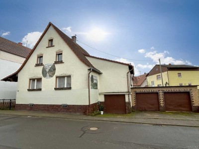 NEUER PREIS! Freistehendes Einfamilienhaus mit drei Garagen und Gestaltungspotenzial