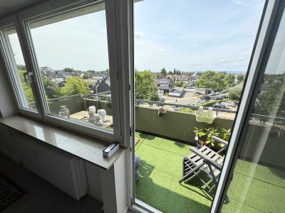 Helle Wohnung mit drei Zimmern sowie Balkon, EBK und Stellplatz in Hochheim