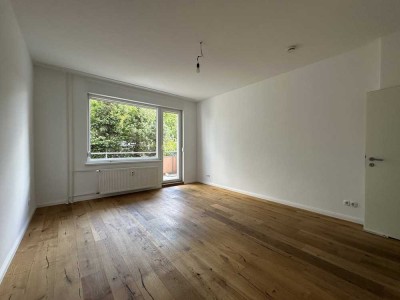Renovierte Hochparterre Wohnung mit Balkon und schönem Blick ins Grüne, ruhig und zentral Alt-Buckow