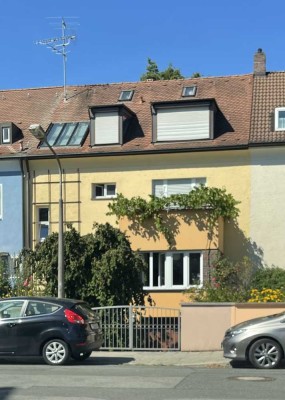 8-Zimmer-Reihenhaus mit Garten in Nürnberg Nord
