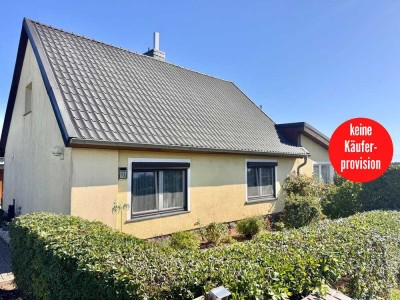 HORN IMMOBILIEN + hübsches Haus bei Woldegk mit großem Grundstück in Randlage, Einbauküche + Garagen