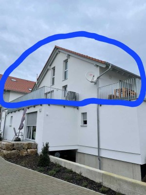 Neuwertige Wohnung mit drei Zimmern und Balkon in Ellwangen