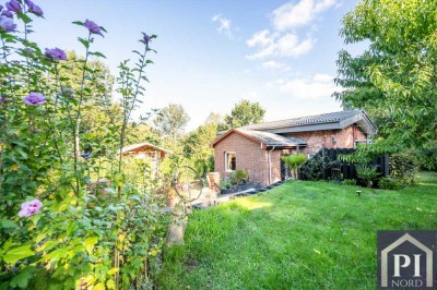 Ländlich wohnen, modern genießen - Vier Garagen und großzügiges Grundstück inklusive!