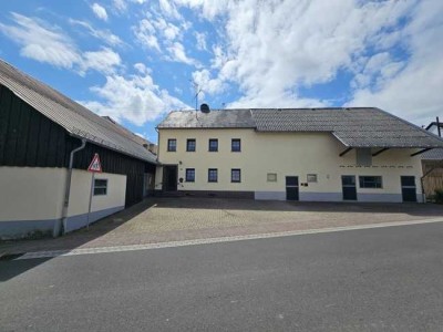 Ehemaliges Bauernhaus mit großer Scheune in ruhiger Dorflage