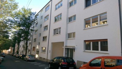 Neu Renovierte 2 1/2 Z.-Whg. (K/D/B) mit Balkon, Nähe Stadtgarten & Allg. Krankenhaus