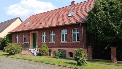 Einfamilienhaus mit Terrasse, Carport und Landschaftsgarten
