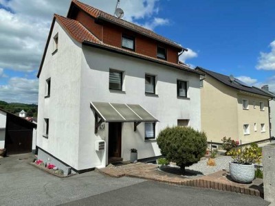 Modernisierte 2-Raum-Dachgeschosswohnung mit Einbauküche in Mörlenbach
