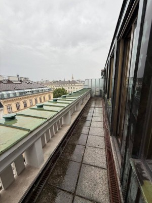 Dachgeschoßwohnung mit Terrasse im historischen Opernringhof