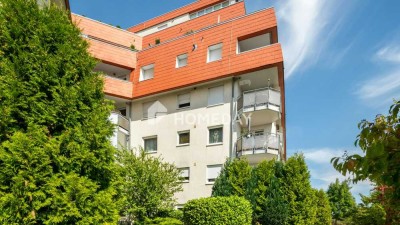 Gut geschnittene Zweizimmerwohnung mit Loggia, Stellplatz und grüner Aussicht