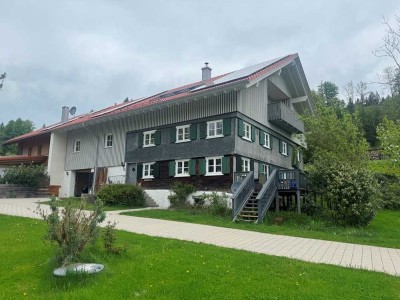 Vielseitiges Haus in Grünenbach – saniert, mit 3 Wohnungen, Ausbaupotenzial & Vermietungschance!