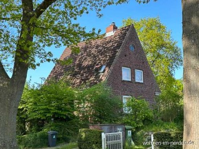 Mönkeberg: Charmantes Einfamilienhaus mit hohem Renovierungsbedarf in Traumlage fußläufig zum Wasser