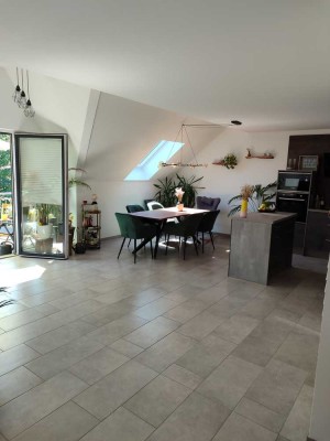 Stilvolle, neuwertige 3-Zimmer-Dachgeschosswohnung, geh. Innenausstattung mit EBK in Frankfurt