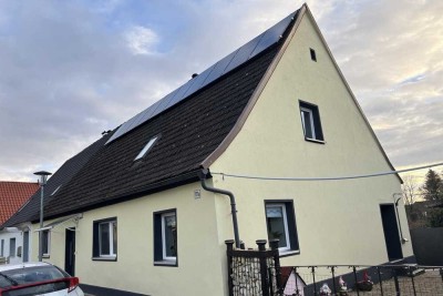 Einfamilienhaus mit Carport und kleinem Garten