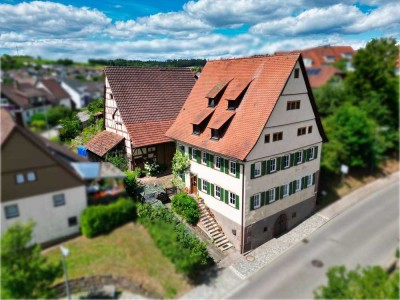 Stilvolles Bauernhaus mit Garten und Scheune