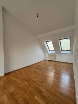 geräumig geschnittene 3-Raum Dachgeschosswohnung mit Balkon und moderner Einbauküche