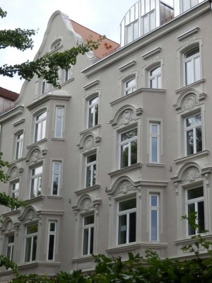Wo Geschichte auf Wohnkomfort trifft – liebevoll sanierte Gründerzeit-Maisonette-Wohnung mit Aufzug!