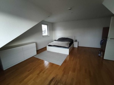 Charmante 2-Zimmer-Wohnung mit frisch saniertem Garten-Haus in Frankfurt-Goldstein
