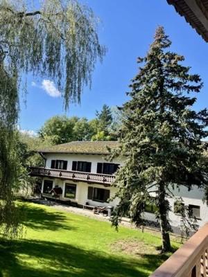 Herrschaftliche Villa auf großzügigem Grundstück mit eigenem Teich sowie Hallen
