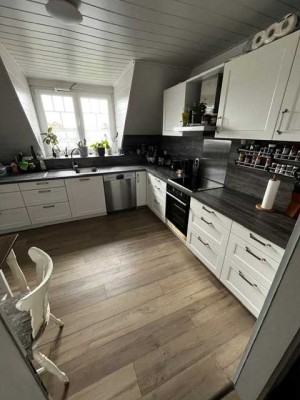 Schöne und modernisierte 3,5 -Raum-Wohnung mit geh. Innenausstattung mit Balkon und EBK