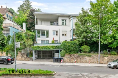 Wohnen unter hohen Decken: Charmante 2-Zimmer-Dachgeschosswohnung mit Wintergarten