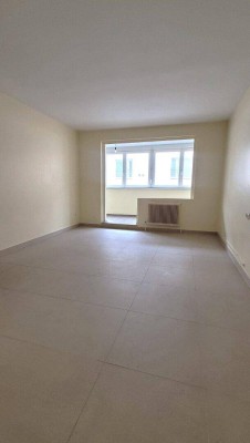 Großzügige, sonnige 3-Zimmer-Wohnung + ganzjährig nutzbare Loggia – ideales Modernisierungspotenzial