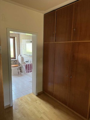 Günstiges, saniertes 5-Zimmer-Einfamilienhaus mit EBK in Regensburg Reinhausen