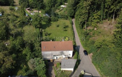 Freistehendes Einfamilienhaus mit großem Garten in ruhiger Waldrandlage