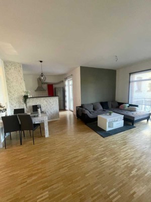 Lichtdurchflutete Altbauwohnung mit Balkon & EBK – stilvoll wohnen im 3. OG