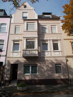 Wunderschöne und sehr großzügige Altbau 2 Zimmerwohnung mit Wohnküche