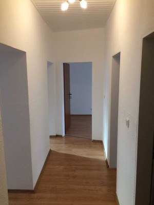 3-Zimmer-Wohnung mit Balkon, Einbauküche, Nähe Altstadt und Hauptbahnhof.