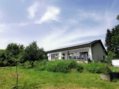 Nh. Hengersberg/„Alpenblick“: Bungalow mit 1.280 m2 Grund, PV-Anlage+ruhiger Waldrandlage/Fernsicht!