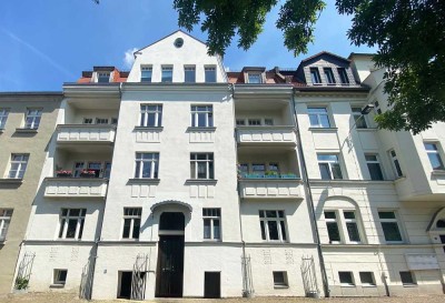 Leerstehende Zwei-Zimmer-Wohnung mit zwei Balkonen