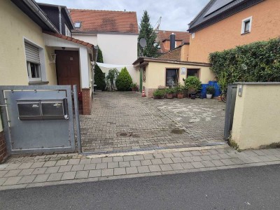 Geschmackvolle, vollständig renovierte 2-Zimmer-Dachgeschosswohnung in Frankfurt