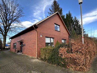 Einfamilienhaus mit Einliegerwohnung und Baugrundstück