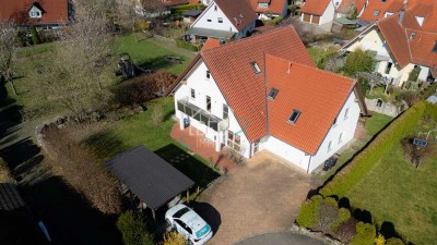 Modernes Haus mit Einbauküche, Kamin und ausgebautem Dachgeschoss