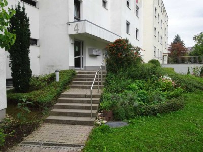 Sehr schöne 2,5 Zi. Wohnung in toller guten Lage. Neu renoviert !