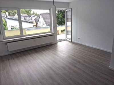 Aufwendig renovierte 2-Zimmer-Wohnung mit großem Balkon und Kellerraum