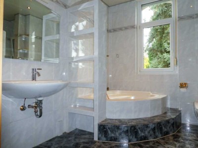 Chamante, großzügige Altbauwohnung in zentraler Lage mit Garage!