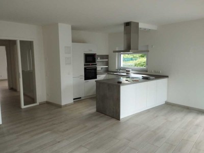 Neuwertige 3-Zimmer Wohnung mit Terrasse und  kleinem Garten sucht neue Familie!