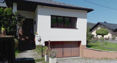 Eine reizende 2-Zimmer-Wohnung mit ca. 51 m², dazu ein Garten mit ca. 30 m² und einen PKW– Stellplatz in einem Zweifamilienhaus.