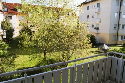 Von privat:  2-Zimmer-Wohnung mit Balkon, Einbauküche und Lift. Komplett saniert