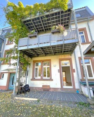 Stilvolle, helle 4 ZKB-Erdgeschosswohnung mit Terrasse im Altbau-Charme!