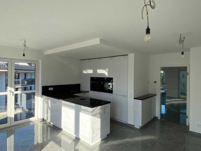 3-Zimmer Luxus-Wohnung über den Dächern von Olching/Esting mit Luxus-EBK und 2 Balkonen