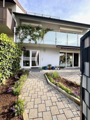 Großzügige Doppelhaushälfte mit  Doppelgarage und liebevoll angelegtem Garten